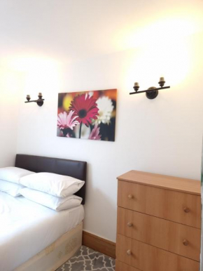 F302- 3rd Floor Studio Fits 2 Near Hyde Park, London